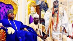 Oluwo ti ilu Iwo wọ aṣọ olomi aro, o n wo ọọkan , awọn ọba meji wa lẹgbẹẹ rẹ