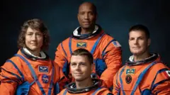 ஆர்டெமிஸ் II குழுவினர்: இடமிருந்து கிறிஸ்டினா கோச், பின்புறம் விக்டர் க்ளோவர் (விமானி), முன் ரீட் வைஸ்மேன் (தளபதி), வலது ஜெரெமி ஹேன்சன். 