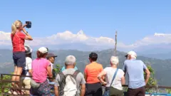पोखरामा हिमशृङ्खलाहरू हेर्दै विदेशी पर्यटकहरू