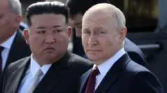 Foto em close mostra o líder norte-coreano Kim Jong Un e o presidente russo Vladimir Putin lado a lado.