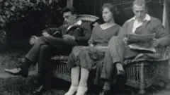 Freddy Bywaters (solda) Edith ve Percy Thompson ile birlikte, çiftin bahçesinde