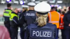 ከጀርባ የምትታይ የፖሊስ አባል 