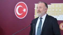 DEM Parti Grup Başkanvekili Sezai Temelli kürsüde basın açıklaması yaparken görünüyor