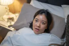 झोपेत छातीवर कुणीतरी बसल्यासारखं वाटतं? खोलीत कुणीतरी आलंय? असे भास का होतात?