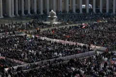 Fiéis ocupando a Praça de São Pedro, no Vaticano, durante o funeral do papa Francisco