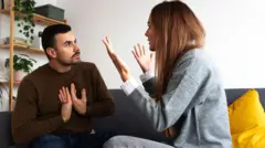 Una pareja discutiendo.