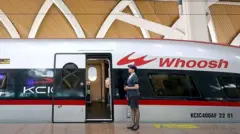 Kereta cepat Whoosh sedang menunggu penumpang di Stasiun Halim. 