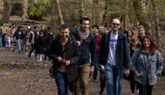 Pessoas caminhando por um parque de Londres