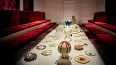 «بشقاب‌ها و قابلمه‌ها، ذهن درگیر زنانی را بازگو می‌کنند که در بحران زندگی می‌کنند»