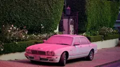 Машина, покрытая розовым порошком 