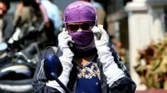 ट्रॅफिकजवळ उभं राहिल्यावर शरीरात काय होतं? रक्तात दिसले प्रदूषणाचे काळे कण