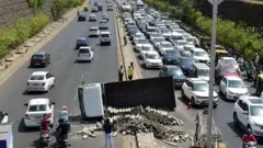 Mnamo 2023, India ilishuhudia zaidi ya ajali 480,000 za barabarani ambazo ziliua zaidi ya 172,000.