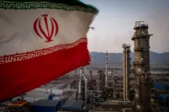Una bandera nacional de Irán ondea sobre las nuevas instalaciones de la Fase 3 en la refinería de condensado de gas de Persian Gulf Star Co., en Bandar Abbas (Irán), en enero de 2019.
