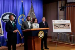 अमेरिकी कार्यवाहक महान्यायाधिवक्तासहितका अधिकारीहरू पत्रकार सम्मेलनमा बोल्दै