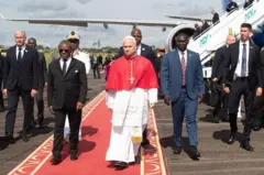 Papa Leão 14 após desembarcar em Camarões