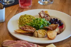 ኣብ ብያቲ ዝተቐረበ መግቢ