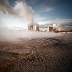 Fumaça saindo de usinas na Islândia