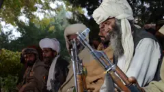 شماری از جنگجویان ارتش آزادیبخش بلوچستان که تسلیم حکومت پاکستان شدند