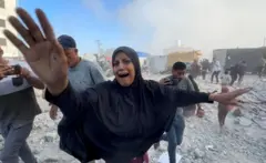 امرأة تبكي عائلتها وبيتها في خان يونس إثر القصف الإسرائيلي 