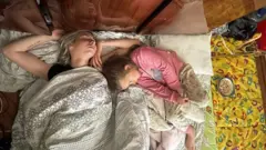 Anne kız yatakta uyuyor