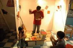 Hoạ sĩ Bùi Chát dọn bàn chuẩn bị ngồi viết một bài thơ theo yêu cầu
