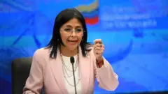 Delcy Rodríguez gesticulando enquanto discursa no microfone