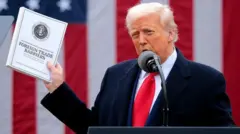 ડોનાલ્ડ ટ્રમ્પના 10 ટકા ગ્લોબલ ટેરિફ કઈ રીતે કામ કરશે? 4 મુદ્દામાં સમજો