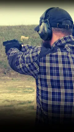 Чоловік у навушниках із пістолетом