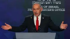 O primeiro-ministro israelense Benjamin Netanyahu falando durante uma entrevista coletiva em Jerusalém, em 21 de maio de 2025.