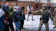 Un agente lanza un gas contra los manifestantes tras la muerte de la mujer.