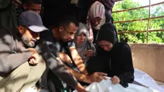 أقارب قتلى فلسطينيين 