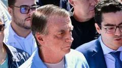 O ex-presidente brasileiro Jair Bolsonaro deixa a clínica DF Star, em Brasília, em 4 de maio de 2025, três semanas após passar por uma operação de 12 horas para tratar uma obstrução intestinal