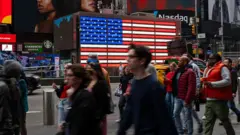 Personas caminando por Times Square, una de las principales atracciones turísticas de Nueva York y de todo el país.