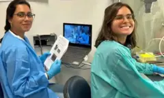 Luisa Coelho e Livia Luz trabalham no laboratório em San Diego