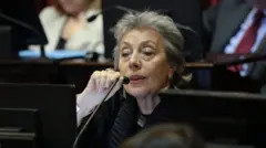 Mulher falando diante de um microfone