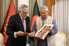 মুহাম্মদ ইউনূসের সঙ্গে জুলাই আন্দোলনের গ্রাফিতির ছবি নিয়ে প্রকাশিত বই 'আর্ট অব ট্রায়াম্ফ' দেখছেন পাকিস্তানি উপপ্রধানমন্ত্রী ইশহাক দার