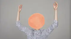 Imagem de uma pessoa com a cabeça escondida pela ilustração de um círculo pintado à mão