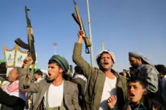 Grupo de pessoas armadas