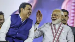 पंतप्रधान नरेंद्र मोदी आणि महाराष्ट्राचे उपमुख्यंत्री देवेंद्र फडणवीस
