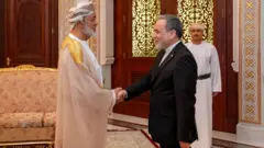 عباس عراقچی در دیدار با هیثم بن طارق آل سعید پادشاه عمان در کاخ او در مسقط