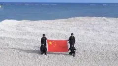 南海铁线礁：美菲联合军演正酣，中国菲律宾竞相插旗小沙洲