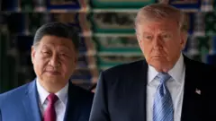 Xi e Trump caminham sob um teto decorado