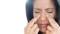سيدة تعاني من تعب في الأنف