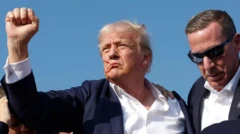 Cựu Tổng thống Trump giơ nắm đấm lên trời sau khi bị ám sát hụt vào tối hôm 13/7