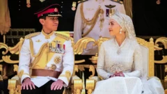 เจ้าชายอับดุล มาทีน และ ยัง มูเลีย อนิชา พระชายา