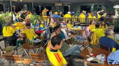 Aficionados de Colombia en un bar en el norte de Bogotá.