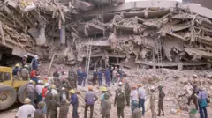 Equipos de emergencia trabajan en un edificio colapsado por el sismo de 1985 en Ciudad de México