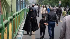 امرأة إيرانية تسير في أحد شوارع طهران.