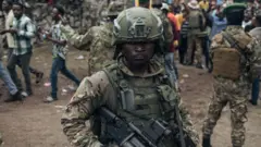 Des soldats du M23 sont vus au Stade de l'Unité à Goma le 6 février 2025 pour un rassemblement public appelé par le groupe armé.
