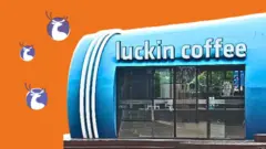 一家造型為藍色咖啡杯的瑞幸咖啡門店